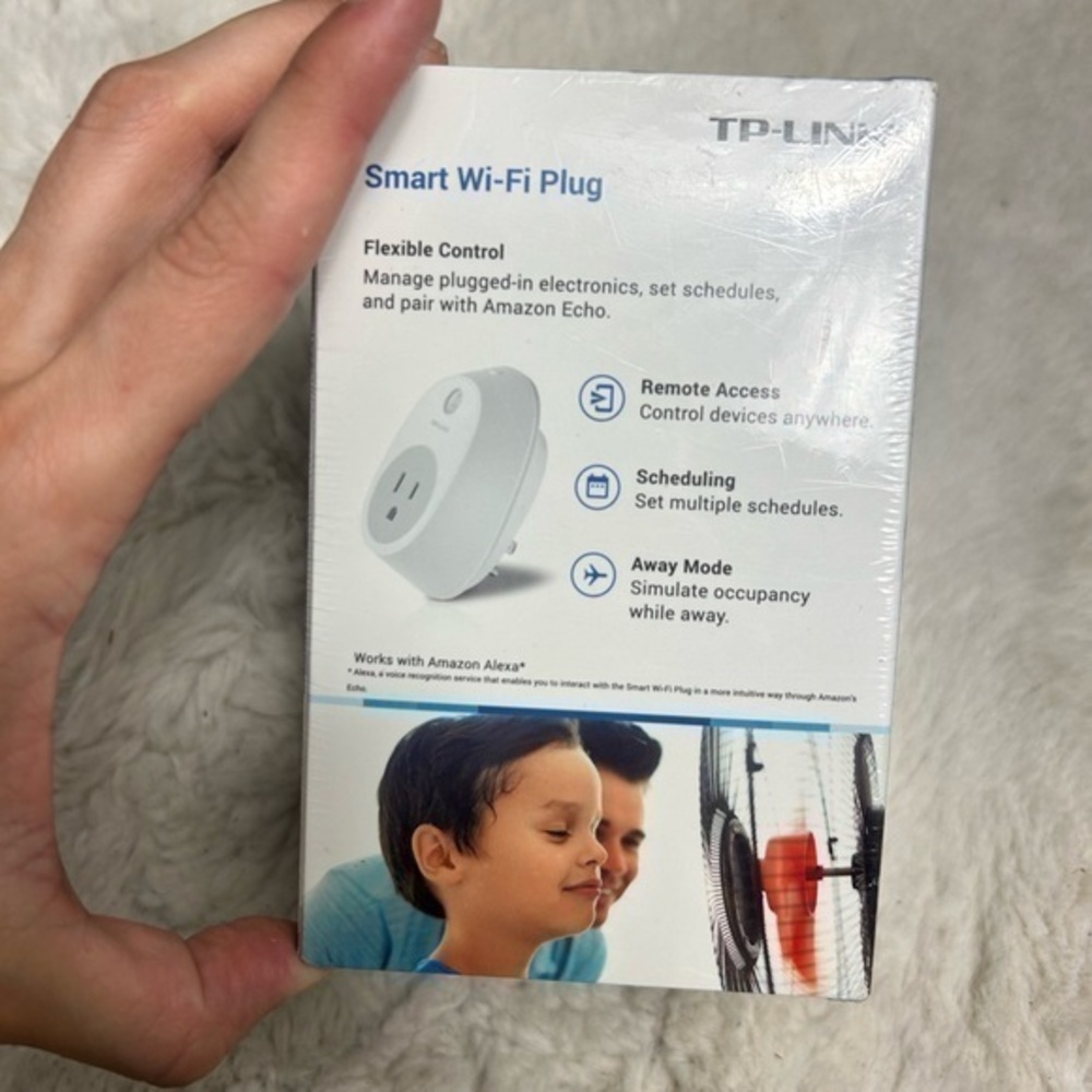 TP-Link - Wi-Fi Smart Plug - White Model:HS100 - Picture 3 of 5
